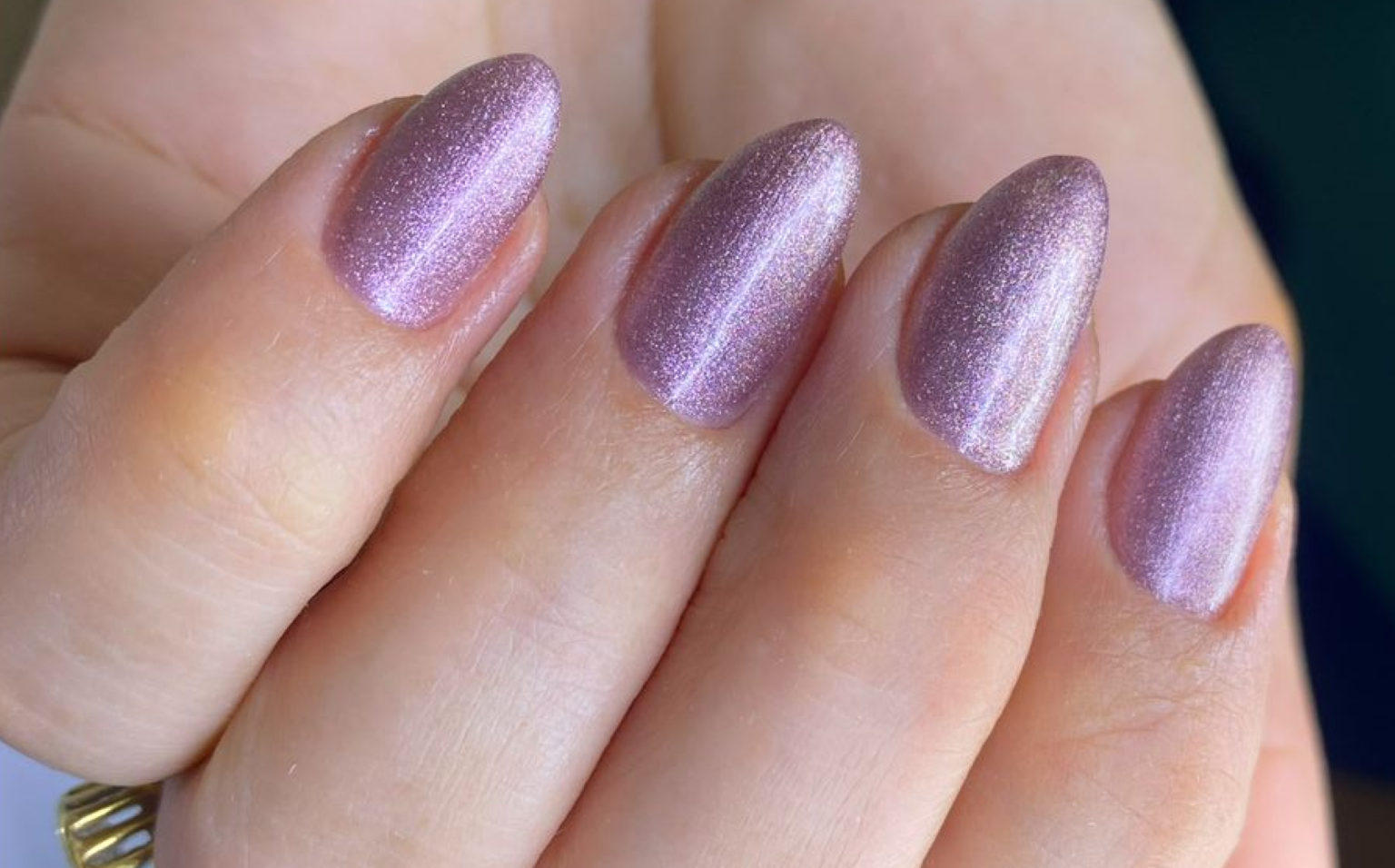 Esmaltação em tom lilás metalizado